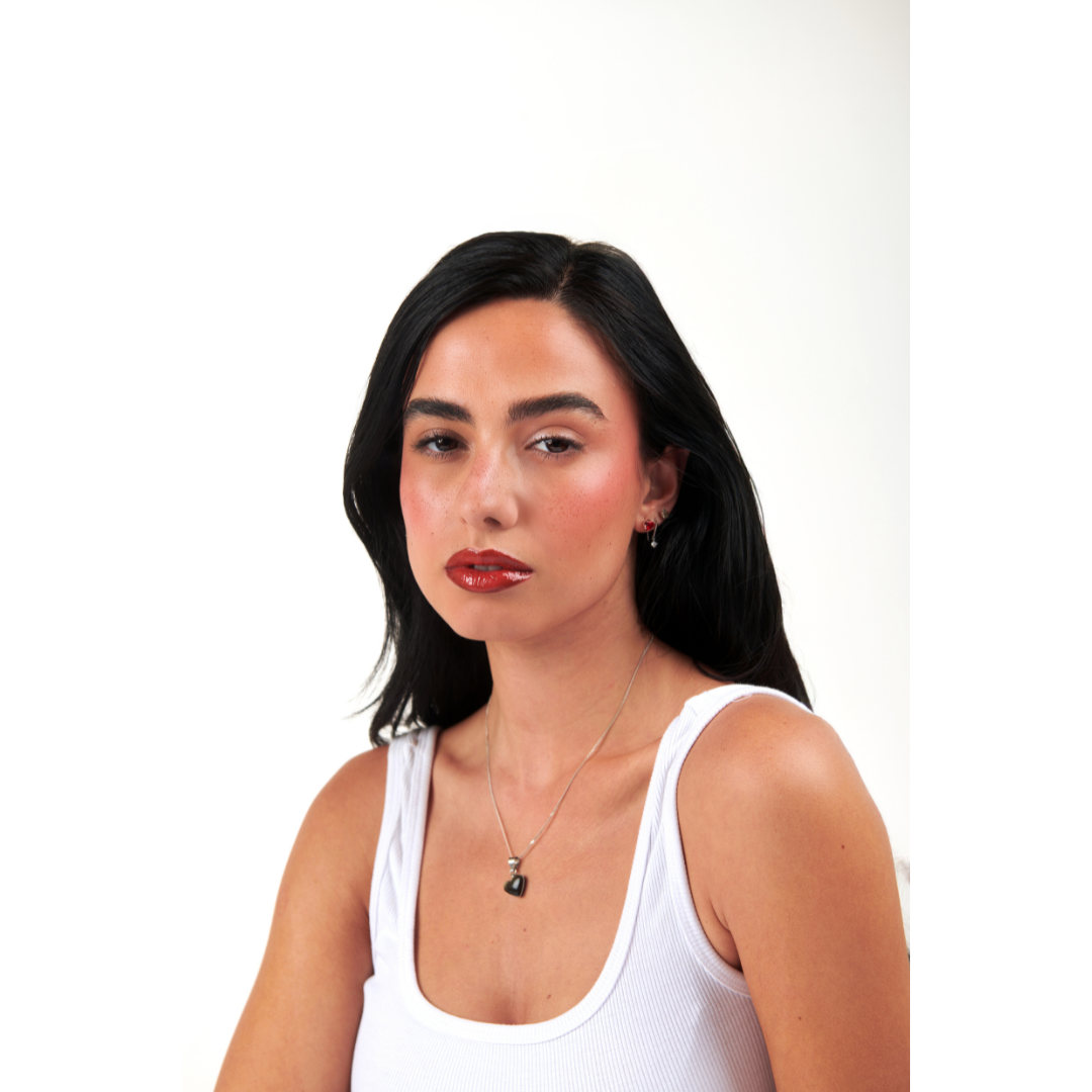 MY-M-ADVANCE Woman wearing a white tank top
